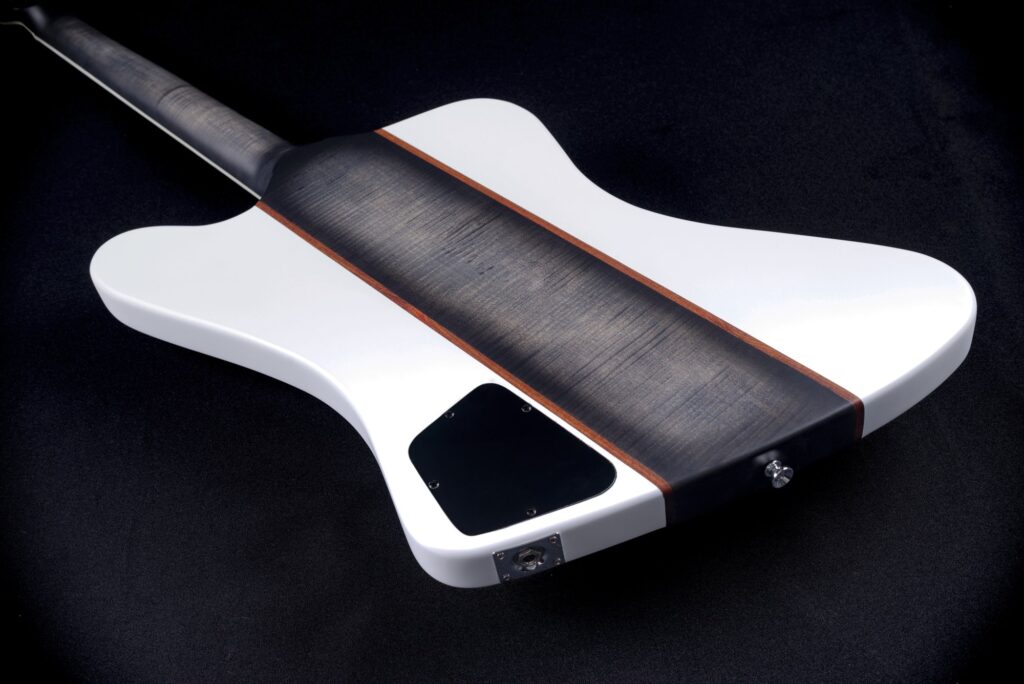 Traseira da Solidus Custom com faixa central em flamed maple