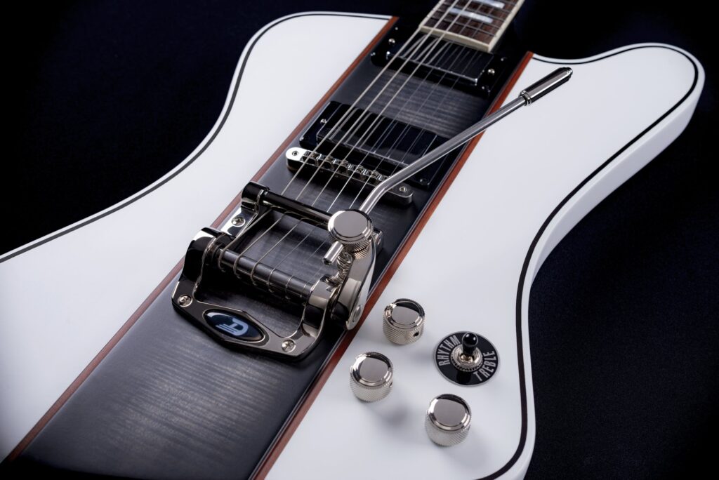 Ponte Tune-O-Matic e tremolo Duesenberg da Arttone STDK Solidus Custom